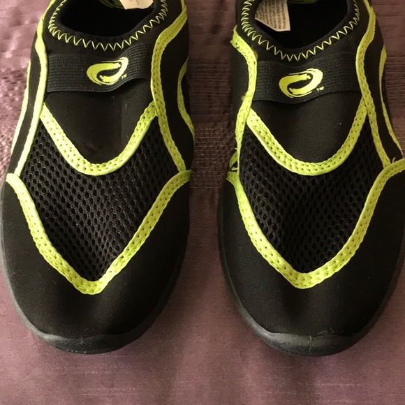 Great sport shoes for water and land!! Boys size 6. Or why not unisex?? - Picture 5 of 6